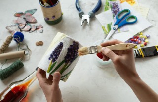 Decorazione dei barattoli di latta con il decoupage come decorare barattoli latta decoupage, decorare barattoli latta, decoupage latta