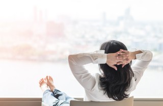 Donna che si rilassa come trovare tempo per sé stessi, tempo per se stessi