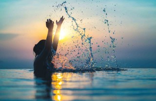 Donna fa il bagno al mare