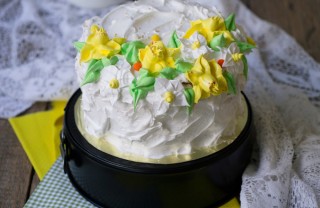 Torta per la festa della donna decorata con panna torte festa donne decorate con panna, torte festa donna, torte decorate panna