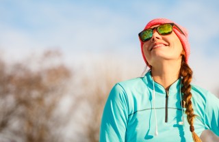 Una donna all'aperto benefici camminata freddo, benefici camminata