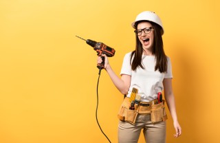 Una donna con il trapano come usare trapano senza sporcare, come usare trapano