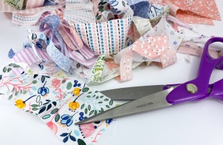 Forbici e ritagli di stoffa decorare vasetto yogurt con stoffa, come decorare vasetto yogurt