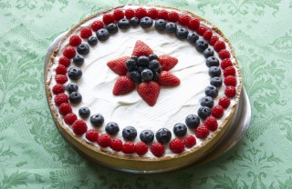 Crostata decorata con i frutti di bosco decorare crostata con frutti di bosco, decorazione crostata frutti di bosco