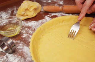 Preparazione di una crostata cottura alla cieca, cottura alla cieca a cosa serve, cottura alla cieca come si fa