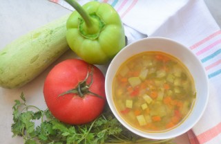 preparare minestrone estivo