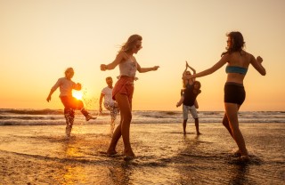 Persone in riva al mare cosa fare in spiaggia per non annoiarsi, cosa fare in spiaggia, cosa fare mare