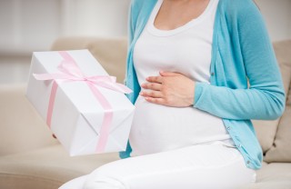 cosa regalare donna incinta, idee regalo donna incinta