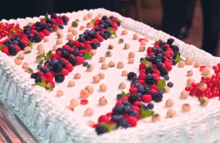 torte rettangoli decorate con panna, torte decorate con panna