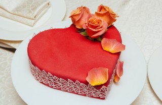 Torta a forma di cuore decorata con fiori freschi torte a forma di cuore decorate con fiori freschi, torte a forma di cuore