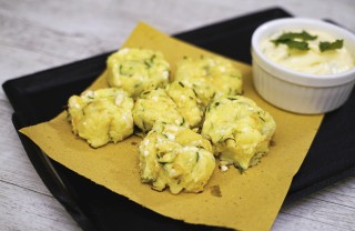Frittelle di patate, zucchine e feta con maionese alla menta