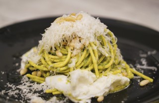 Tagliolini pesto, burrata e pinoli 