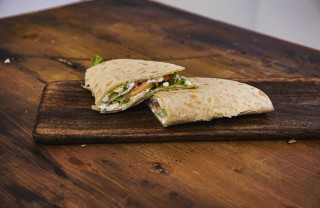 Piadina vegetariana con salsa Tzatziki