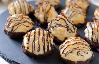 macaroons con fondente e cocco 