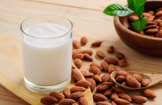 Latte di mandorle
