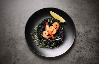 Riso nero con gamberetti