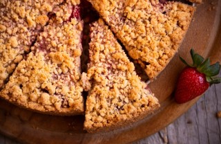 sbriciolata, crema, fragole