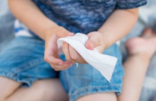 Dove si buttano le salviettine umidificate