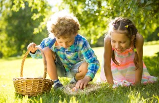 Caccia al tesoro di Pasqua con gli ovetti