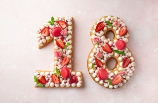 come decorare torta a forma di numero 18, torta 18 decorazioni