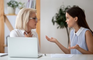 collega insistente lavoro, collega insistente