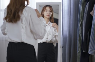 Una ragazza fa il fiocco alla camicia come fare fiocco camicia, fiocco camicia tutorial