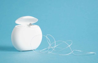 Come si usa il filo interdentale