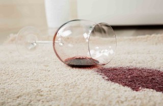 Come eliminare le macchie di vino