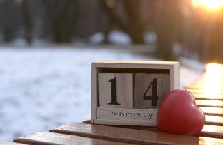 Calendario perpetuo e cuore, sullo sfondo un paesaggio innevato dove portare fidanzato san valentino, dove portare ragazzo san valentino, san valentino idee