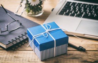 un regallo vicino al pc cosa regalare a chi lavora troppo, idee regalo per chi lavora troppo
