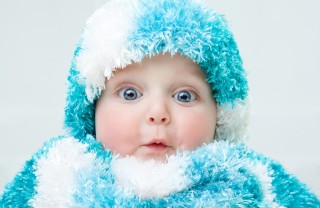 Bambino in inverno