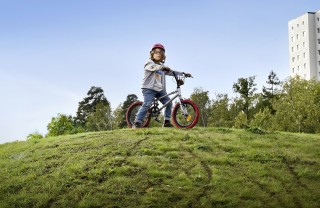Una bambina in bicicletta nel verde attività da fare all'aperto con i bambini, attività da fare all'aperto, attività da fare con i bambini