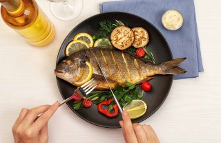 Sognare di mangiare pesce