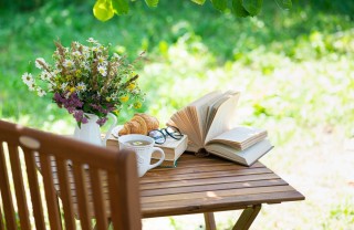 tavolino in giardino come preparsi all'estate, preparsi all'estate