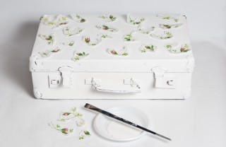 decorazione di una valigia con il decoupage cestino pic nic fai da te, cestino decoupage, valigia decoupage