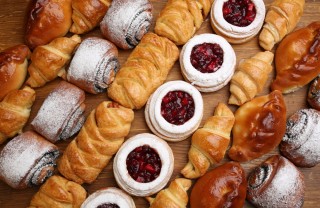 rappresentazione di diversi tipi di dolci con pasta sfoglia tra cui dolci al cioccolato, con i lamponi, con lo zucchero a velo