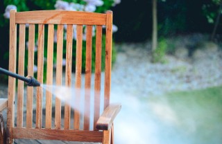come togliere escrementi degli uccelli dai mobili del giardino, come togliere gli escrementi degli uccelli