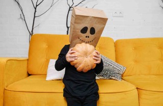 maschere di Halloween con sacchetti di carta
