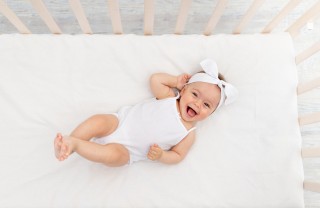 Neonato che ridere Neonato che ridere