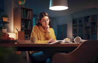 ragazza studia di notte