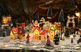 albero di Natale con villaggio natalizio albero di Natale con villaggio natalizio
