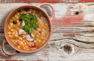 Zuppa di pomodori, fagioli e funghi
