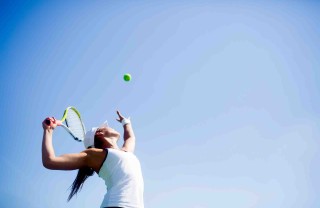 giocare a tennis
