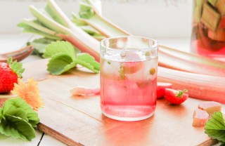 Mocktail al rabarbaro, per brindare con gusto senza esagerare