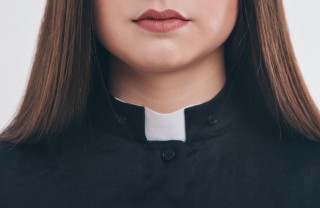 Perché le donne non possono celebrare la messa? donna sacerdote