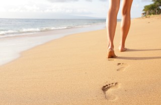 camminare in spiaggia camminare sulla sabbia