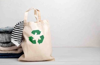 shopping sostenibile nei mercatini dell'usato