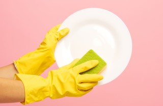 Mani che lavano un piatto come lavare piatti a mano velocemente, come lavare piatti a mano