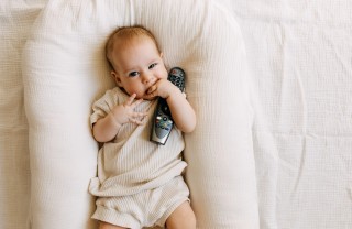 neonato e telecomando