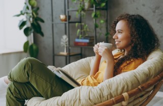 Una donna si rilassa come trovare pace e tranquillità, come trovare pace